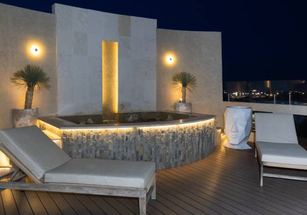 Jacuzzi y área al aire libre