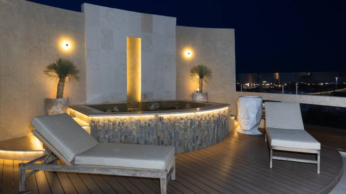 Jacuzzi y área al aire libre